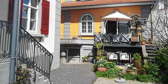 Schwedenschanze 5, im Vordergrund das herrschaftliche Haus eines Weinhändlers von 1895, in Gelb das ehemalige Weinlager.