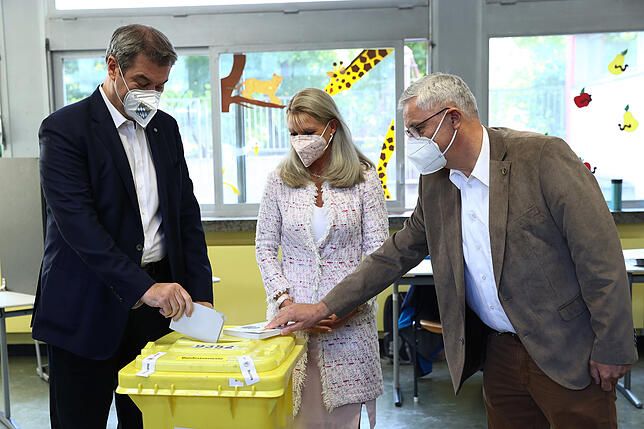 Bundestagswahl · Stimmabgabe Söder CSU Der bayerische Ministerpräsident Markus Söder (l, CSU) gibt in der Theodor Billroth Schule in Nürnberg seine Stimme zur Bundestagswahl ...