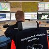 Ein Disponent des DRK-Kreisverbands Waldshut sitzt an seinem Arbeitsplatz in der Integrierten Leitstelle in der Schmittenau. Er und ...