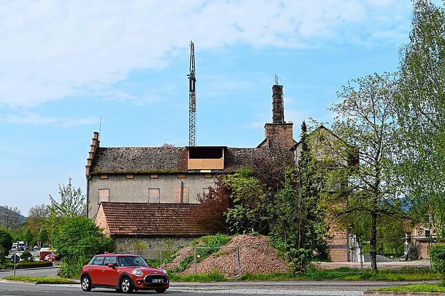 Die Arbeiten an der alten Schlossbrauerei laufen. Im Innenhof steht ein Kran und am Dach ist eine Gaube.
