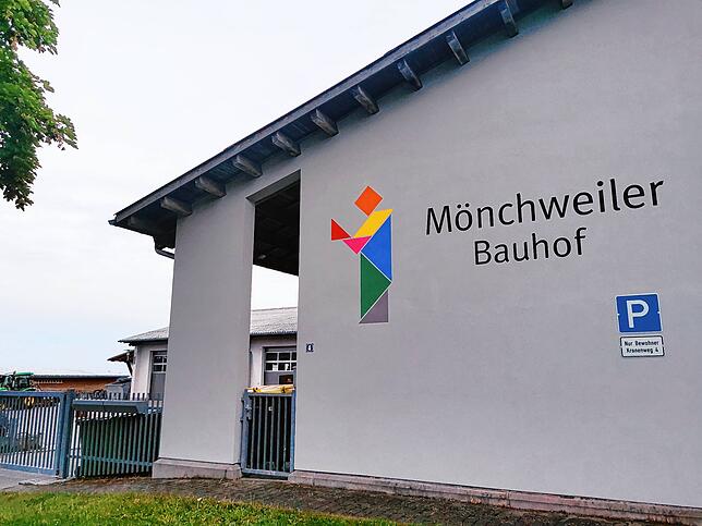 Auf dem Gelände des Bauhofs der Gemeinde Mönchweiler werden die Wrackteile des abgestürzten Motorseglers aufbewart und untersucht.