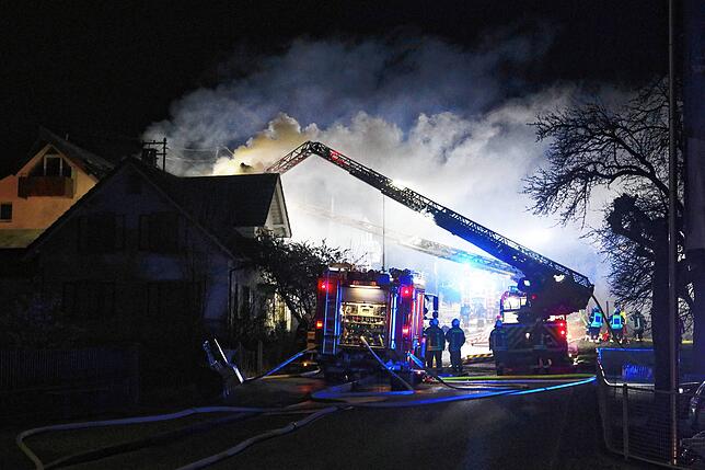 Die Daisendorfer Straße ist zum Löschen des Brandes des Wohnhauses komplett gesperrt.