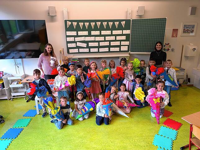 Die Klasse 1a der Grundschule Engen mit ihren Klassenlehrerinnen Deborah Pawlak (links) und Elena Bausinger (rechts).
