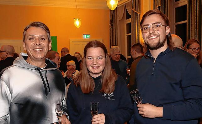 Sie freuen sich mit der Gesamtgemeinde über ihr Jubiläum (von links): Horst Weißer, Sophie Hils und Lennart Weißer.