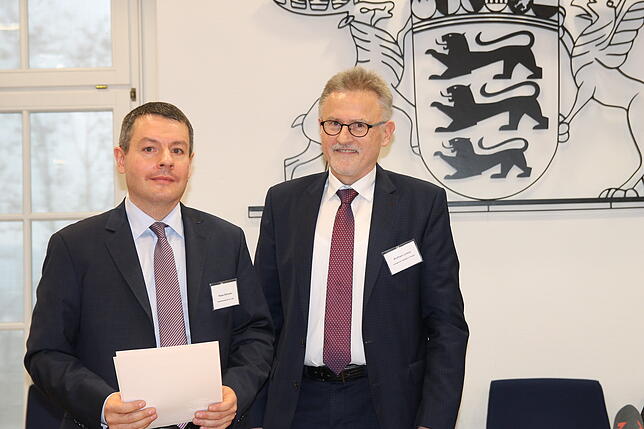 Neuer Direktor des Amtsgerichtes Bad Säckingen ist Richter Klaus Schuster (links). Landgerichtspräsident Wolfram Lorenz überreichte ihm ...