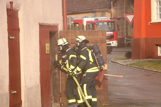 Bild 18: Die Bilder zum Feuerwehreinsatz in Allmendshofen: Eine defekte Heizung beginnt zu brennen