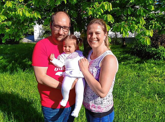 Andrea Winter mit Töchterchen Finja und ihrem zukünftigen Ehemann.