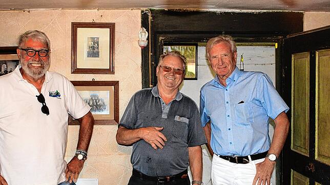 Vorstände Georg Kirschbaum (links) und Wolfgang Köster (rechts) mit Brennmeister Josef Eckert.