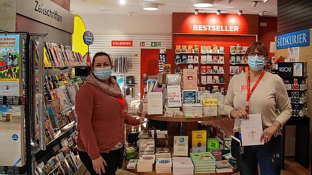 Manuela Scheller (links) und Gabi Roth von der Buchhandlung Osiander blicken einer möglichen Einführung eines 2G-Bändchens im ...