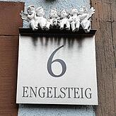 Liebe zum Detail. Auf dem Hausnummernschild des Engelsteigs 6 sitzen sechs Engelchen.