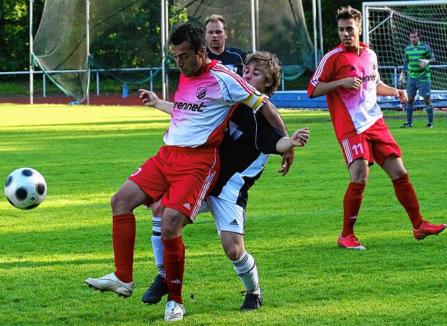 Letztes Landesliga-Derby: Im Mai 2009 unterlag Erkan Aktas (vorn, gegen Marcus Widmann) mit dem FC Wehr beim SV 08 Laufenburg mit 0:1. ...