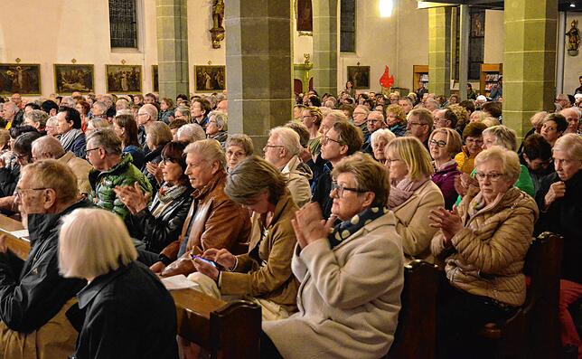 Aufmerksam zuhörendes Publikum in St. Nikolaus. Die Besucher waren begeistert vom Konzert und spendeten am Ende des Abends stehenden ...