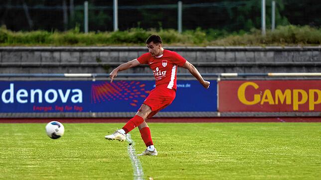 Der hat gepasst: Mit dem Pausenpfiff traf Daniel Guznenko vom FC Tiengen 08 zur 1:0-Führung gegen den FSV Rheinfelden.