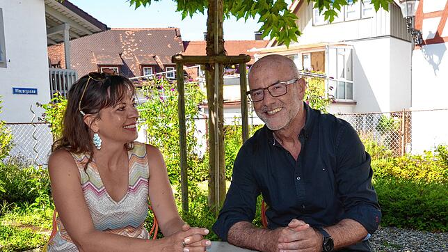 Umweltgruppe-Stadträtin Eva Fast und ihr Fraktionskollege Joachim Mutschler beim kommunalen Sommergespräch mit dem SÜDKURIER im ...