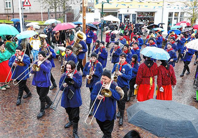 Ob es regnet oder schneit – die Aufener Musik, Zunftkapelle des Frohsinn, spielt auf zum Rathaus Sturm durch die Narren. Bild: ...