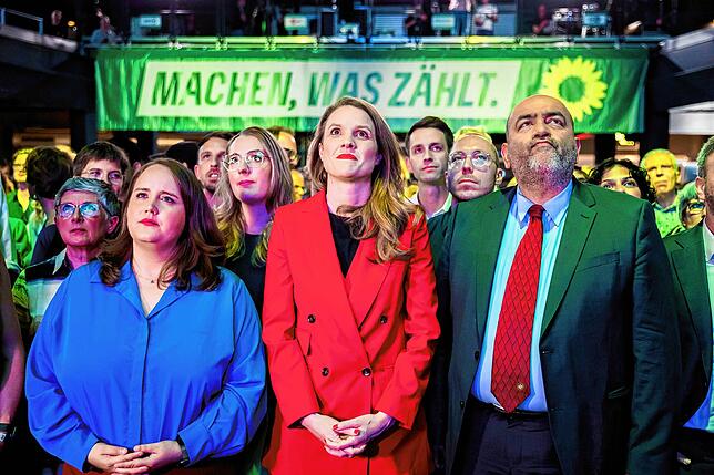 Ricarda Lang, Terry Reintke, Spitzenkandidatin der Grünen für die Europawahl 2024, und Omid Nouripour reagieren bei der Wahlparty der ...