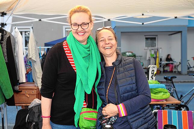 Bild 38: Konstanz: Auf zum Deutsch-Schweizer Flohmarkt! Diese Besucher und Verkäufer sind dabei