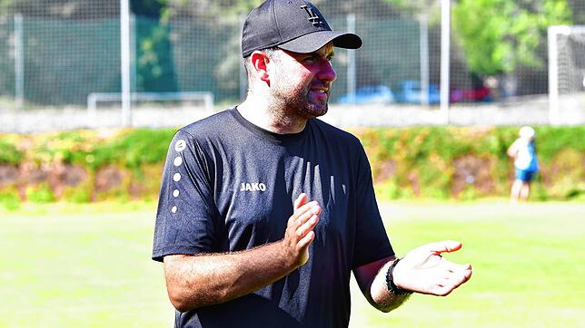 Applaus für den Gast: Trainer Michael Gallmann vom FC Schlüchttal ist nach dem 2:5 gegen den FC Wittlingen ziemlich sicher, dass er am ...
