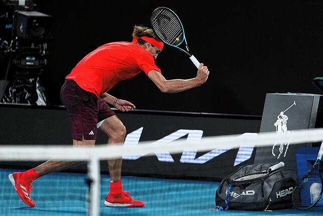 Alexander Zverev reagiert nach dem Verlust des zweiten Satzes.
