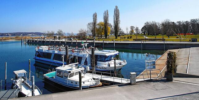 Im Kreuzlinger Hafen mit dem angrenzenden Seeburgpark (im Hintergrund) hat die „Delphin“ ihren Platz. Sowahl die Schweizer Grenzstadt ...