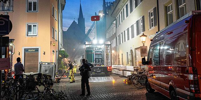 (Archivbild) Am Abend des 25. Julis 2024 wird klar: Die Feuerwehr bleibt auch in der Nacht vor Ort. Von der Hebebühne aus verschaffen ...