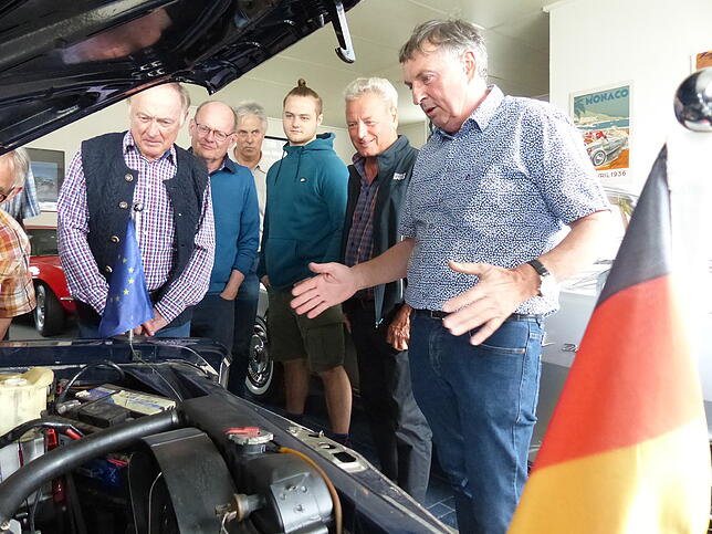Unter den Motorhauben der alten Automodelle konnte jedes Teil auf Anhieb gefunden werden. Matthias Mutter (rechts) erklärte den ...