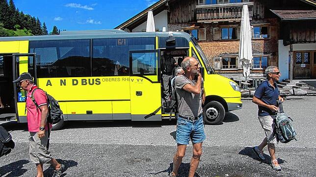 Der Landbus in Vorarlberg: Dort gibt es ein vorbildliches ÖPNV-System, das eng getaktet selbst die kleinsten Weiler am Berg anbindet. ...