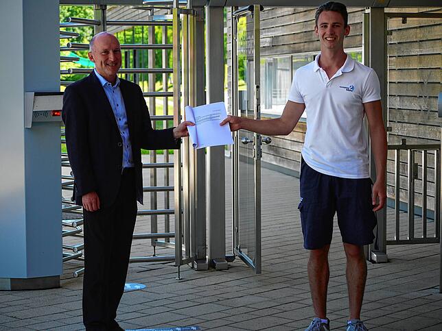BGK-Geschäftsführer Robert Grammelspacher (links) und Stefan Widua, Teamleiter Freibad, vor dem Drehkreuz. Hinten links ist der neue ...