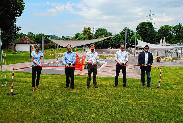 Durchschneiden: Projektleiterin Evi Hauser (Fritz Planung), Siegfried Pflüger (Stadtwerke), OB Philipp Frank, Holger Hasse (Steybe ...