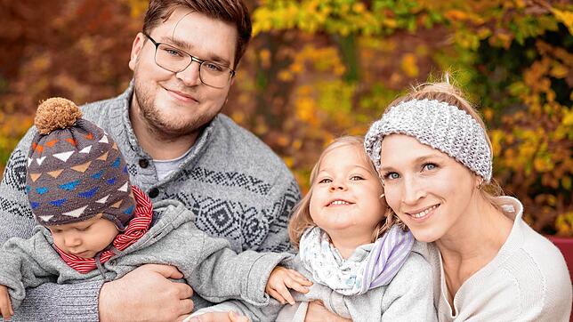 Eine ganz normale Familie: David und Larissa Bücheler mit Sohn Jano (links) und Tochter Lia. Ihre Geschichte passt zu Weihnachten: Sie ...
