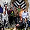 Die Teilnehmer des &bdquo;Summer of pioneers&ldquo; im Blumenfelder Schloss vor dem Schloss-Café.