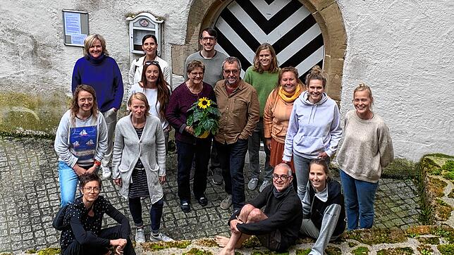 Die Teilnehmer des &bdquo;Summer of pioneers&ldquo; im Blumenfelder Schloss vor dem Schloss-Café.