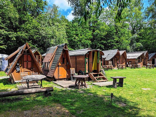 Holzhütten auf dem Campingplatz Schachenhorn in Ludwigshafen.