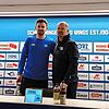 Herzlich willkommen. Schwenningens Head-Coach Steve Walker begrüßt Neuzugang Chris Brown. Bild: Tina Fröhlich