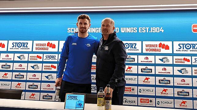 Herzlich willkommen. Schwenningens Head-Coach Steve Walker begrüßt Neuzugang Chris Brown. Bild: Tina Fröhlich