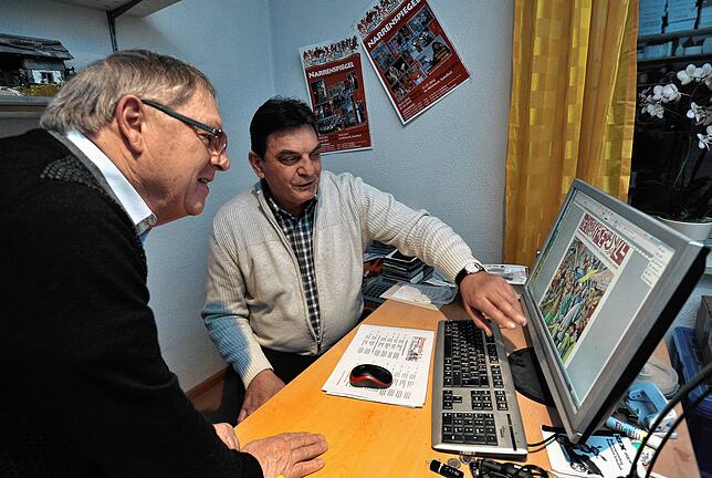 Lothar Rapp (rechts) zeigt Wolfgang Schäfle am heimischen PC, wie er den Kappedeschle anfertigt.