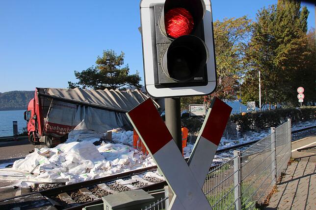 Beim Zusammenstoß eines Sattelschleppers mit einem Regionalexpress am Bahnübergang in Sipplingen wurden 15 Menschen leicht verletzt. Der ...
