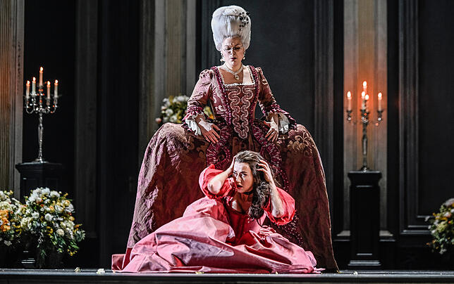 Diane (Hamida Kristoffersen, hinten) und Phèdre (Stéphanie d‘Oustrac).