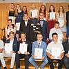 Stolz halten die letzten Zehntklässler der schließenden Realschule in Salem ihre Mittlere Reife-Zeugnisse in den Händen.