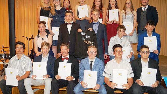 Stolz halten die letzten Zehntklässler der schließenden Realschule in Salem ihre Mittlere Reife-Zeugnisse in den Händen.