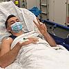 Das Siegeszeichen vom Krankenbett: Trotz der schweren Verletzung hat Christian Dehm seinen Optimismus nicht verloren.