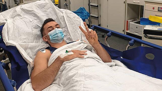 Das Siegeszeichen vom Krankenbett: Trotz der schweren Verletzung hat Christian Dehm seinen Optimismus nicht verloren.