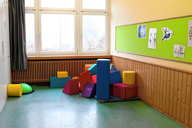 Im Bewegungsraum wird nicht nur gespielt, sondern auch Mittagsschlaf gehalten. Dafür müssen Betten aufgestellt werden, doch das kostet ...