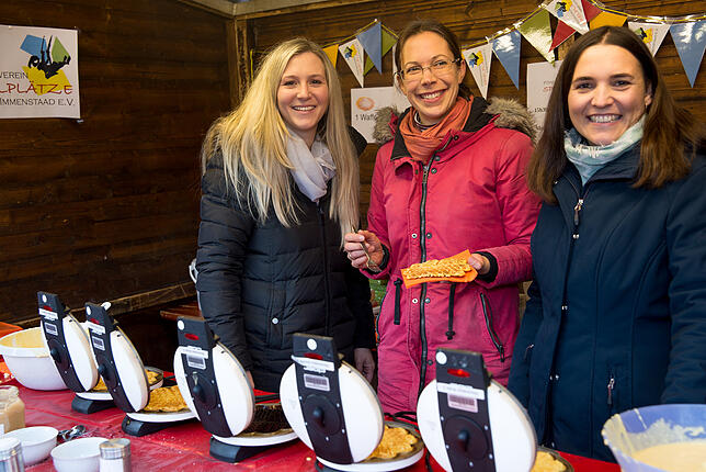Caroline Single, Nina Schobloch und Caren Incecara (von links) verkauften am Stand des Fördervereins für Spielplätze Waffeln.