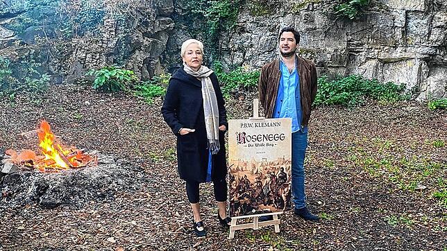 Pablo B.W. Klemann und seine Lektorin Karina Wisniewska auf der Ruine Rosenegg.