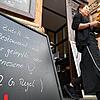 Ein Schild vor einem Restaurant in Erfurt &ndash; hier ist die 2G-Regel schon Realität, wenn Gastronomen, Händler und Veranstalter es ...