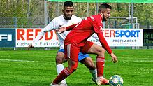 Der Singener Yahya Zidan (links) im Zweikampf mit Giuseppe Luci (FC Überlingen).