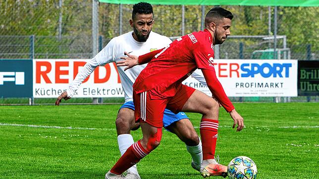 Der Singener Yahya Zidan (links) im Zweikampf mit Giuseppe Luci (FC Überlingen).