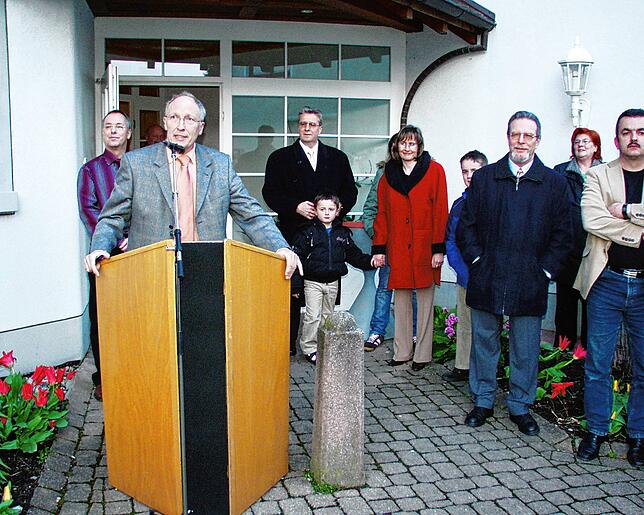 Bürgermeisterstellvertreter und Gemeinderat Anton Steppeler verkündet 2007 das Wahlergebnis: Martin Benz (hier mit seinr Frau Anne und ...
