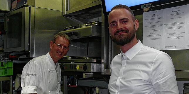 Heinz-Josef Diestel und sein Mitarbeiter Manuel Ramisch in der Küche des Staader Fährhauses in Konstanz. Sorgfältig zubereitete Speisen ...
